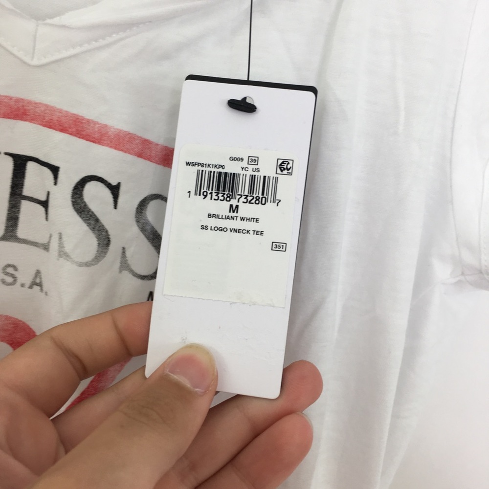 NWT Guess Short Sleeve V-Neck Logo Tee Medium - Picture 4 of 4